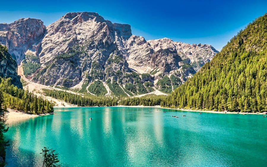 布萊埃斯湖(Lago di Braies)的碧綠倒影