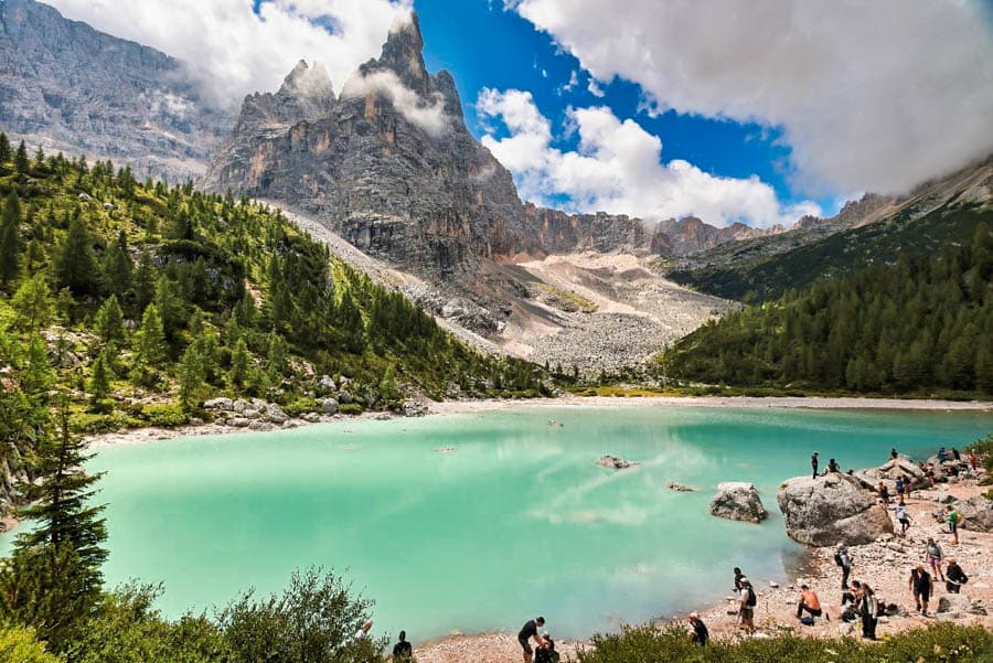 索拉皮斯湖(Lago di Sorapis)意志淬鍊後的牛奶藍秘境