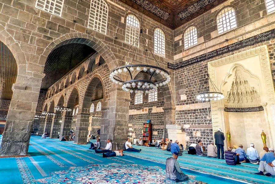 土耳其迪亞巴克爾清真寺室內祈禱大廳