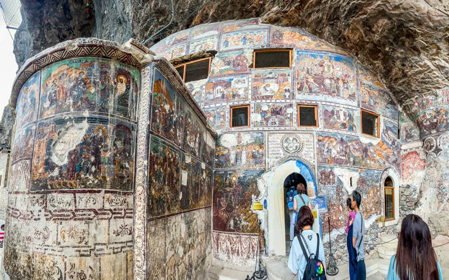 蘇美拉修道院-壁畫遭鑿刻破壞全景