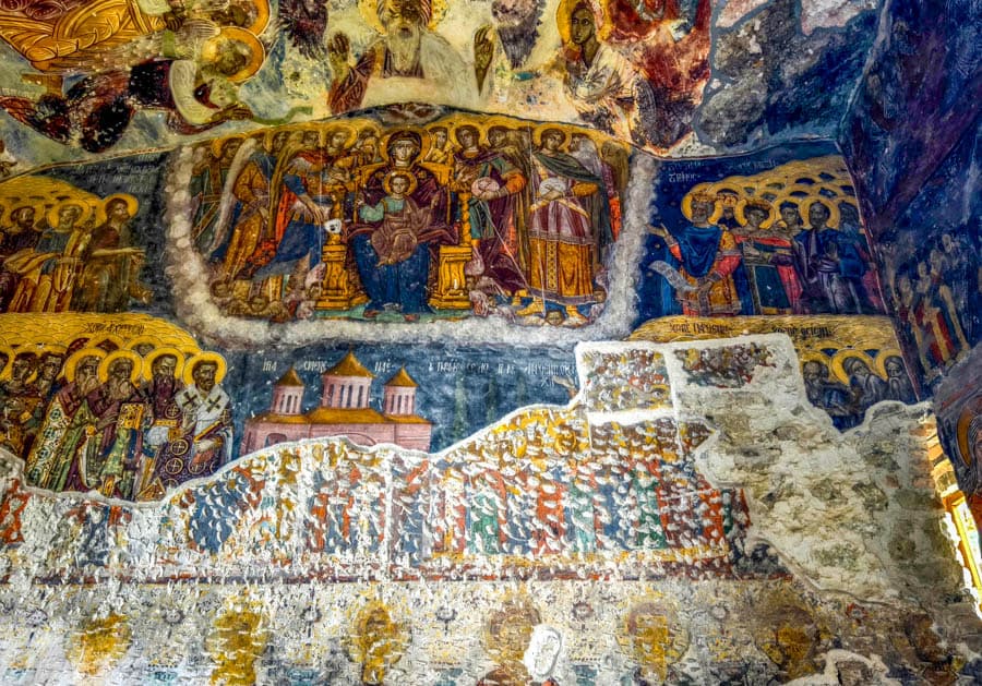 土耳其蘇美拉修道院-壁畫遭鑿刻破壞