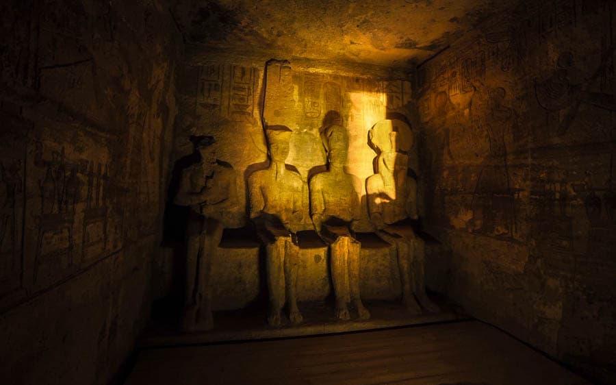 拉美西斯二世Ramesses II神殿每年 2月22日與10月22日,太陽會穿過長長的走廊,精準照進神殿最深處,照亮神像的面容