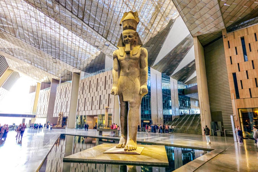 新開幕的大埃及博物館中巨大的拉美西斯二世雕像