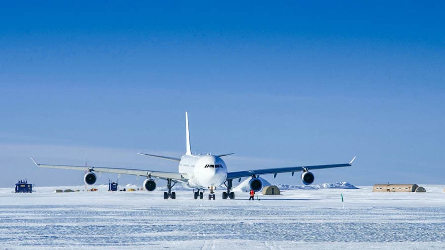 空巴A340客機,降落在南極狼牙峰藍冰跑道上 (Wolf's Fang Runway)