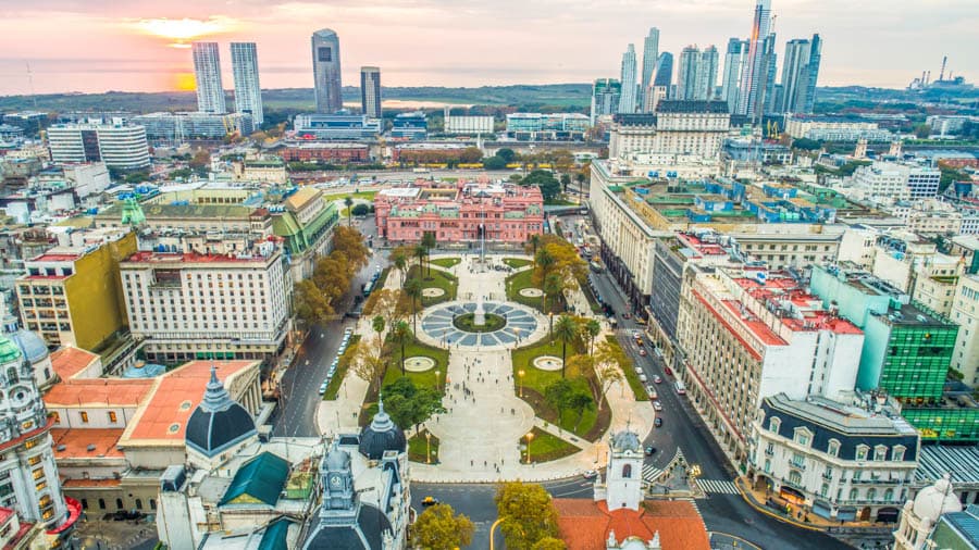 阿根廷百萬人民聚集在五月廣場聆聽伊娃裴隆在玫瑰宮的演講