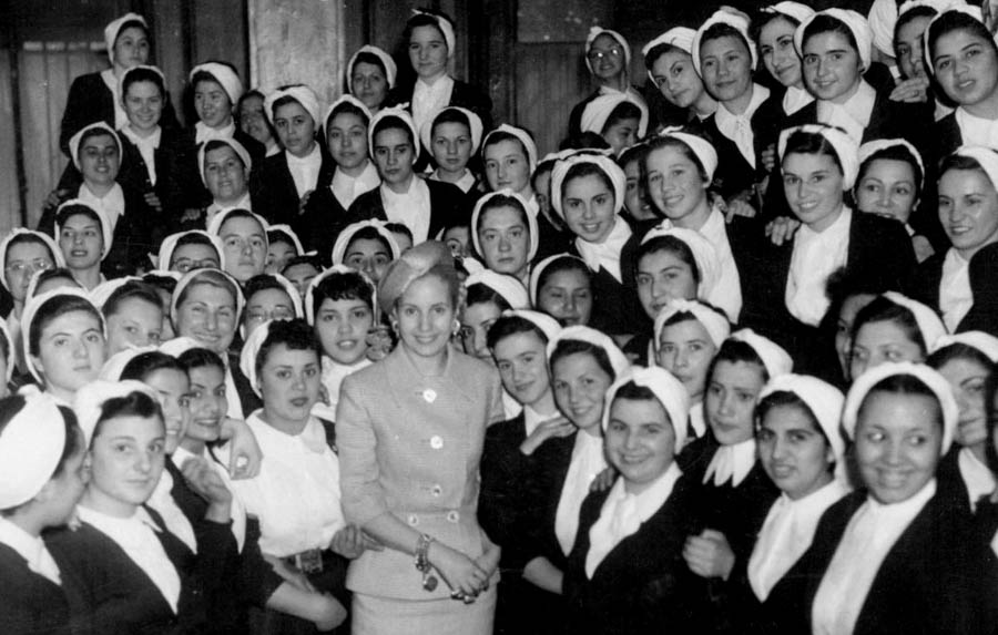 伊娃和一群護士合照