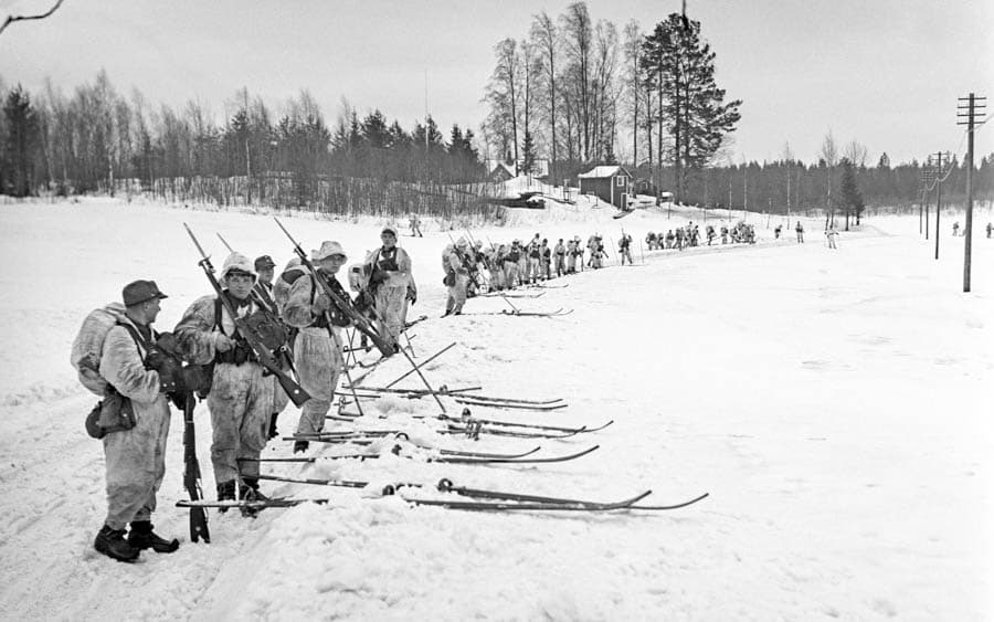 芬蘭白色死神在雪林間神出鬼沒殲滅敵軍