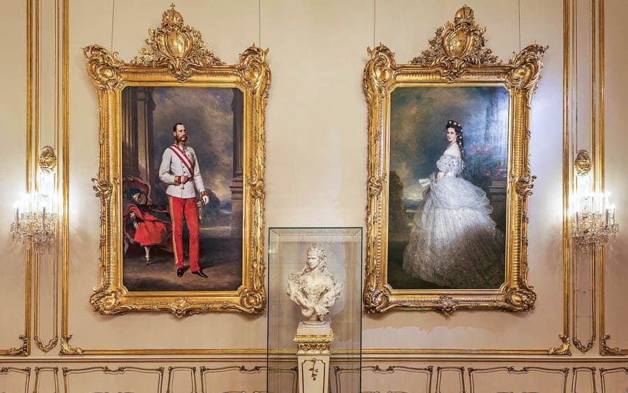 茜茜公主博物館 (Sisi Museum),牆上掛著奧匈帝國皇帝弗朗茨·約瑟夫一世與伊莉莎白皇后(茜茜公主)的宏偉肖像。