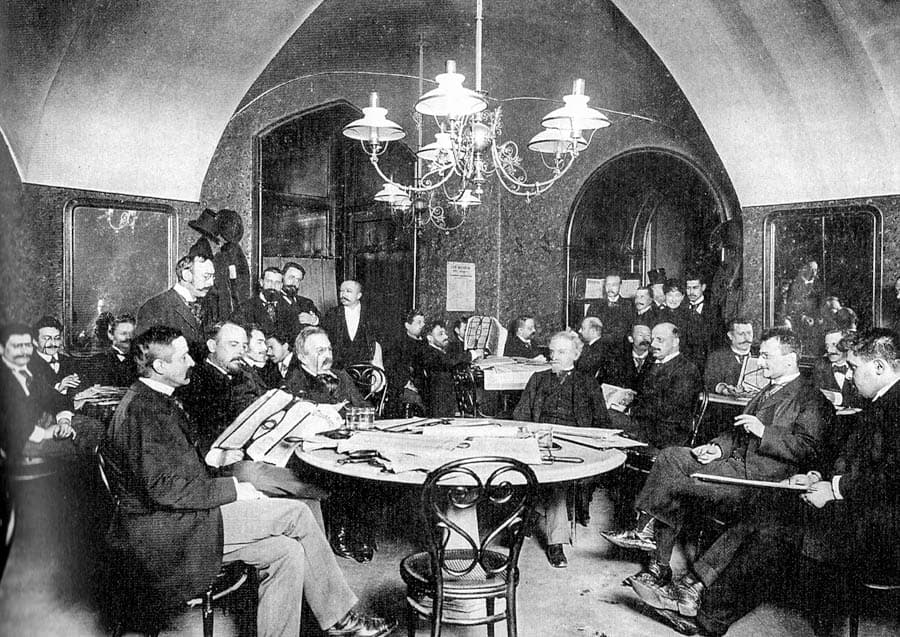 這張照片描繪了1897年之前位於奧地利維也納的格林斯坦咖啡館(Café Griensteidl)內部景象。