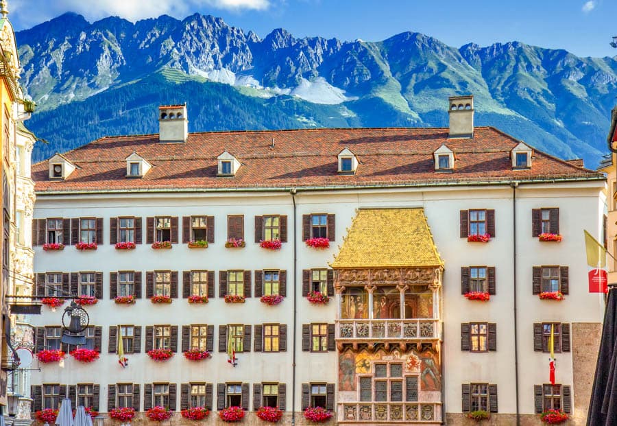 因斯布魯克金色屋頂（Golden Roof）是馬克西米連一世打造的皇帝看台。它不只是漂亮建築，更像哈布斯堡早期對全歐洲發出的訊號：這個家族，已經開始坐上牌桌中央。