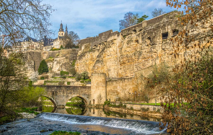 盧森堡市（Luxembourg City）阿爾澤特河（Alzette River）畔的伯克要塞（Bock Casemates）與[Pont du Stierchen]橋梁一帶的歷史防禦工事景