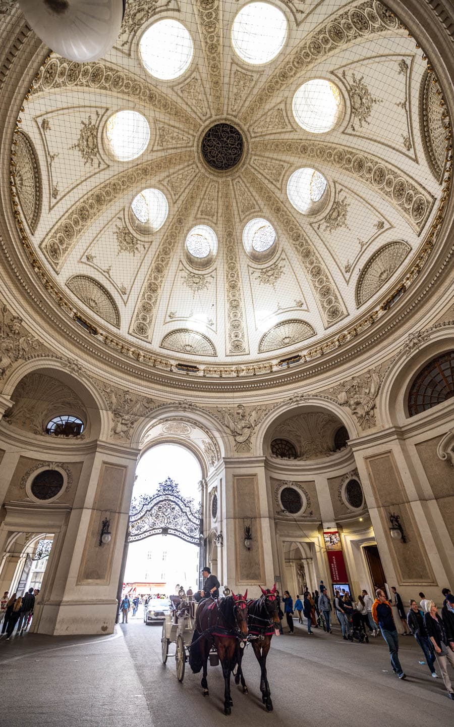 進入維也納霍夫堡宮米歇爾門