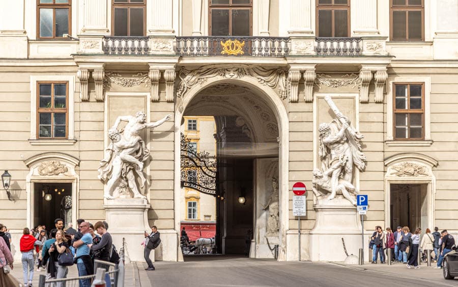 從中庭拍攝米歇爾門