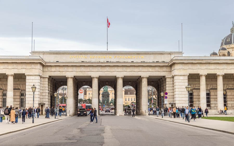 走出中庭可見霍夫堡宮外閘門