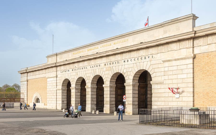 外閘門曾是皇帝馬車進出的通道