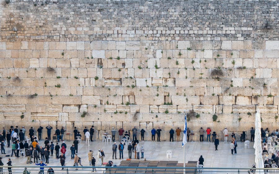 西牆（Western Wall，又稱哭牆）是猶太教最重要的祈禱場所之一。數千年流離與回歸的記憶，使這面石牆不只是遺跡，更是一整個民族的情感核心。