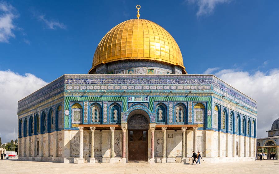 耶路撒冷舊城天際線上最醒目的金色圓頂——岩石圓頂清真寺（Dome of the Rock）。它不只是伊斯蘭世界的重要聖地，也坐落在猶太教與基督教同樣高度重視的聖殿山區域，成為耶路撒冷最敏感的信仰核心之一。