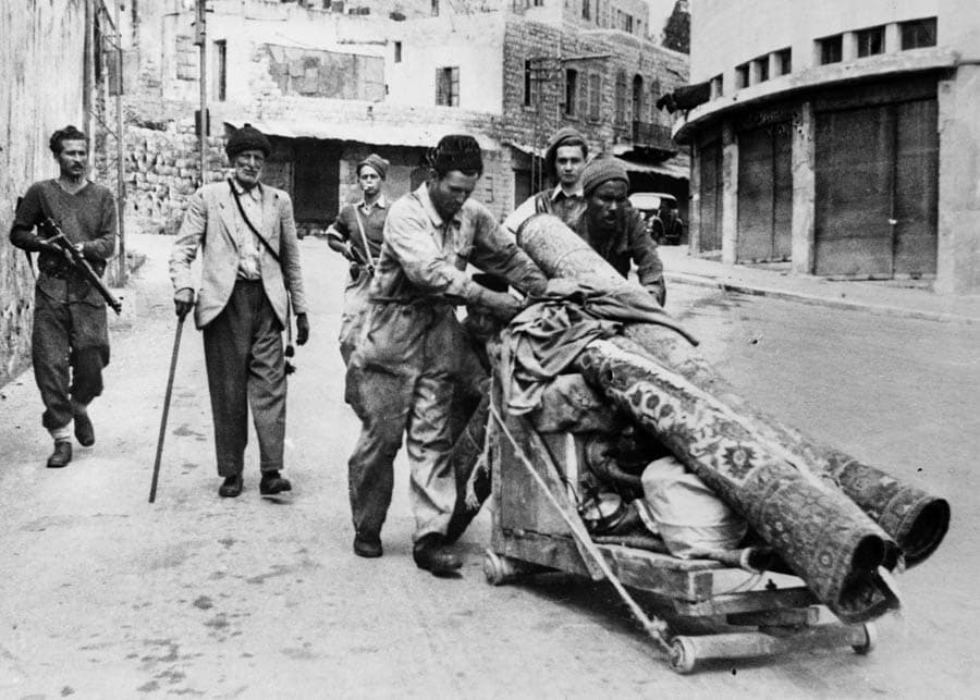 1948年第一次中東戰爭期間，巴勒斯坦居民帶著家當離開城鎮，呈現大規模流離失所的歷史場景