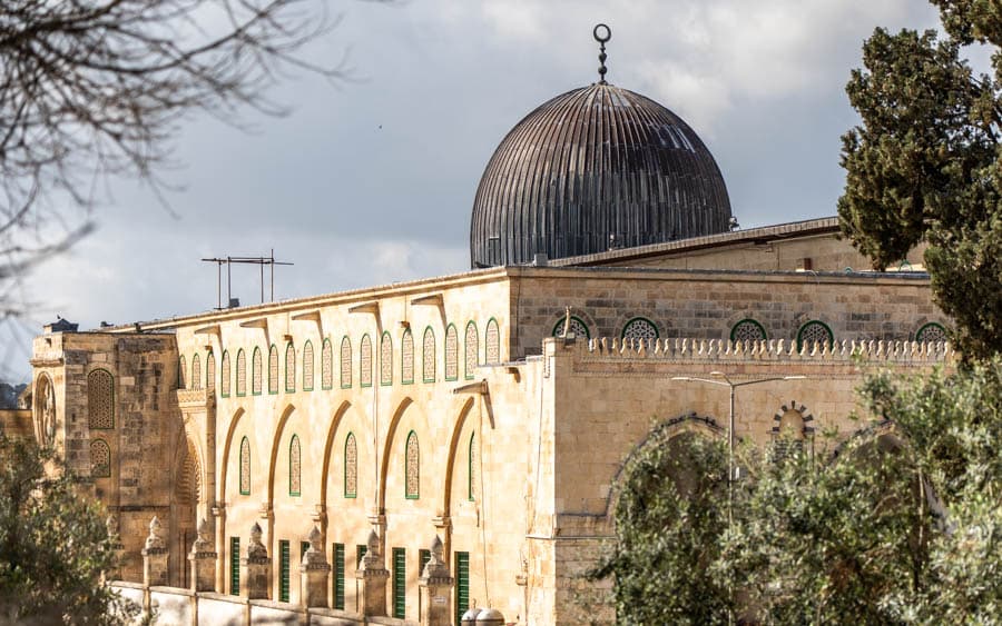 黑色圓頂的阿克薩清真寺（Al-Aqsa Mosque），是伊斯蘭教第三大聖地。對全球穆斯林而言，這裡象徵信仰與尊嚴；對中東政治而言，任何風吹草動都可能牽動整個區域情勢。