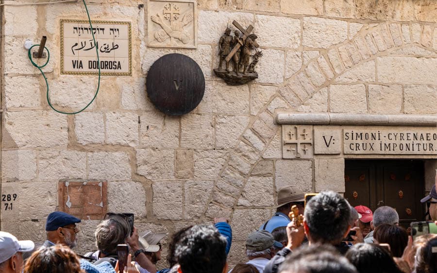 耶路撒冷舊城苦路（Via Dolorosa）第五站。依基督宗教傳統，這裡是耶穌背負十字架途中，由古利奈人西門出手協助的地點。今日仍是全球朝聖者步行祈禱的重要路線。