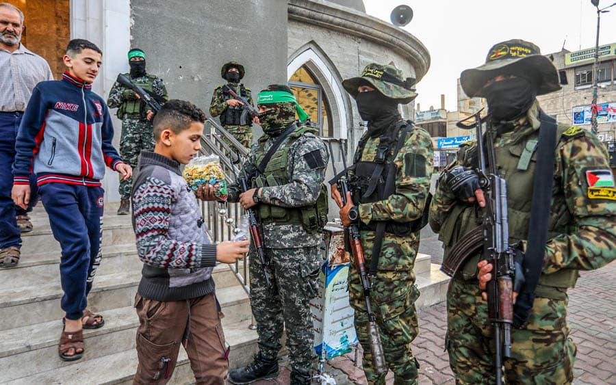 哈瑪斯在發放糖果給居民