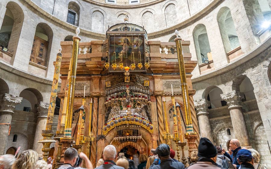 聖墓教堂（Church of the Holy Sepulchre）內部景象。許多基督徒相信，這裡同時涵蓋耶穌受難、埋葬與復活的地點，因此被視為基督宗教世界最重要的朝聖中心之一。