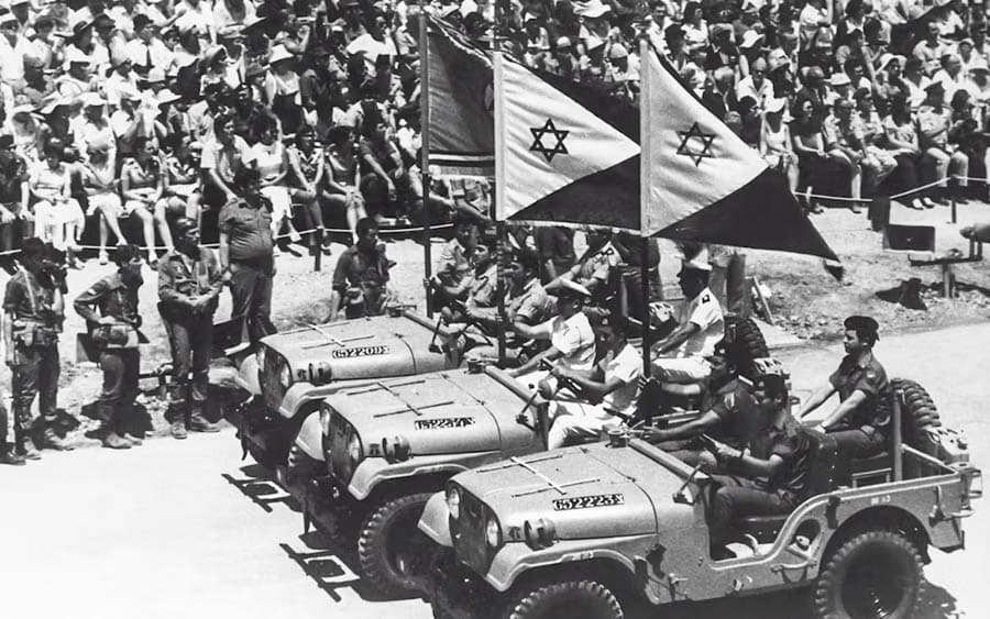 以色列建國初期軍車與國旗出現在公開慶典場合