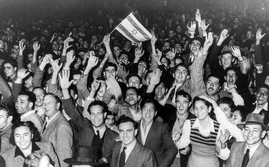 1948年以色列建國消息公布後，群眾揮旗慶祝