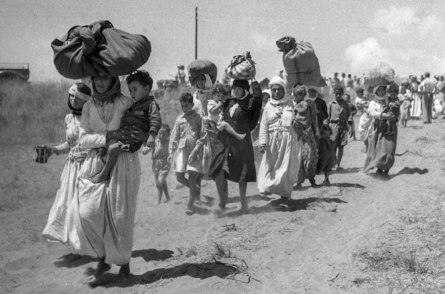 1948年戰後，巴勒斯坦家庭帶著行李撤離家園