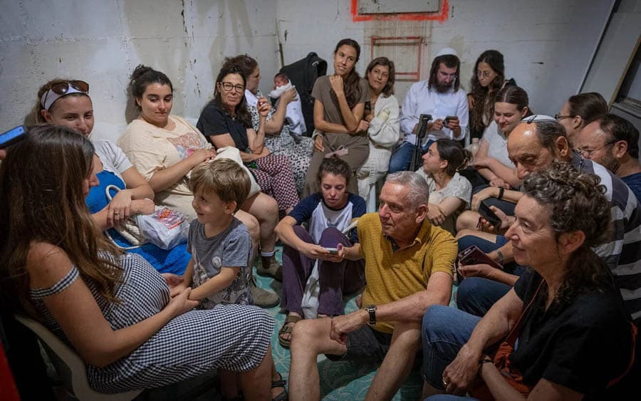 以色列民眾包含長者與孩童在社區避難所內避難，等待火箭攻擊警報結束