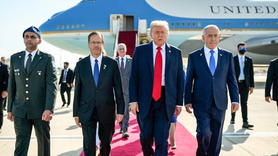 美國總統與以色列領導人在機場並肩步行，展現美以外交與安全合作關係