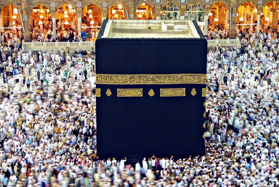 麥加禁寺內的天房周圍聚集大量朝覲信眾，進行環繞天房的宗教儀式