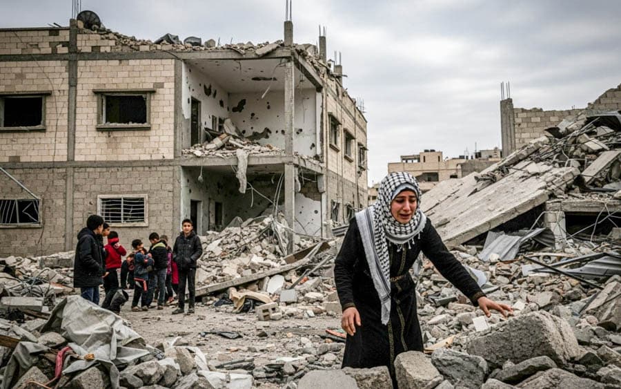 加薩住宅區遭戰火摧毀後，居民在倒塌建築與瓦礫堆中查看家園狀況