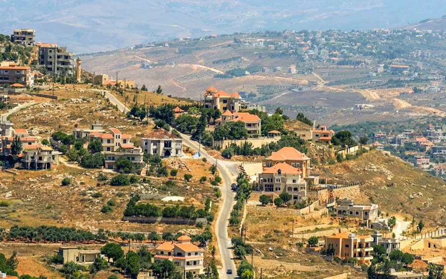 黎巴嫩南部山坡村莊與住宅景觀，呈現靠近以色列邊境地帶的日常地貌與聚落環境