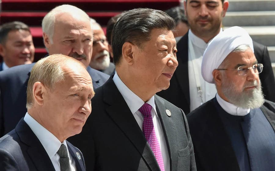 國際峰會場合，多國領導人站在一起合影，畫面包含俄羅斯、中國與伊朗代表人物