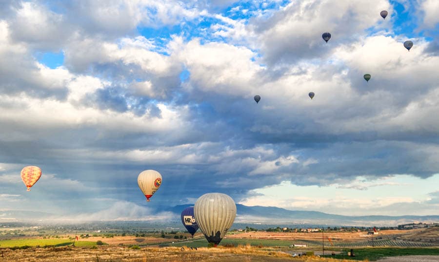 棉堡熱氣球升空場景宛如一幅世界級油畫