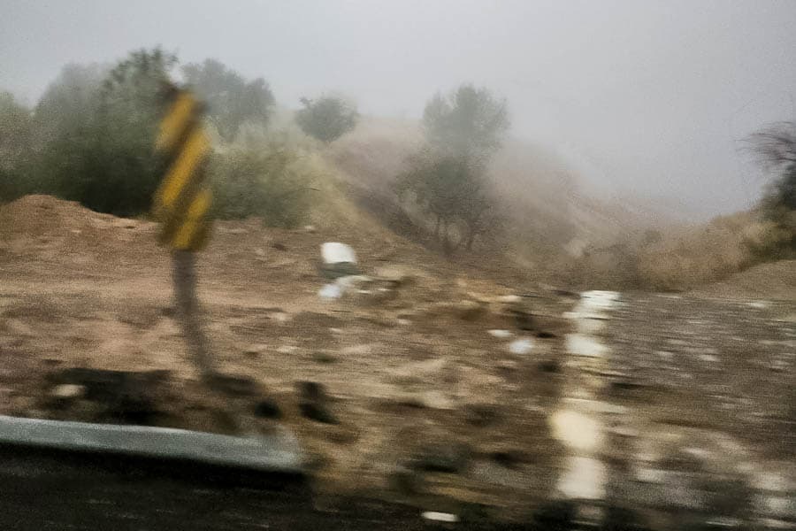 各家業者載客飛馳前往卡帕多奇熱氣球起飛基地