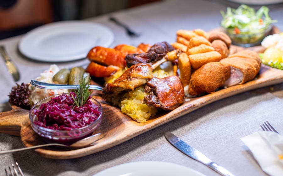 匈牙利豪邁的綜合肉料理