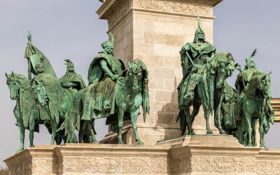 布達佩斯英雄廣場紀念碑基座的七位馬札爾部落領袖