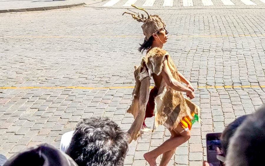 披獸皮衣扮鹿人