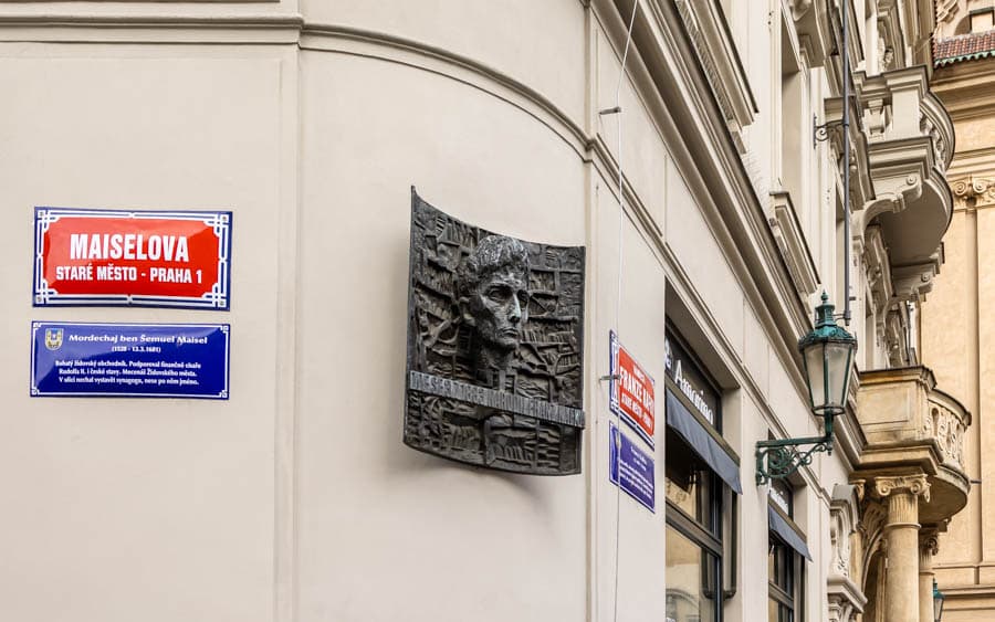 雕塑為卡夫卡出生地