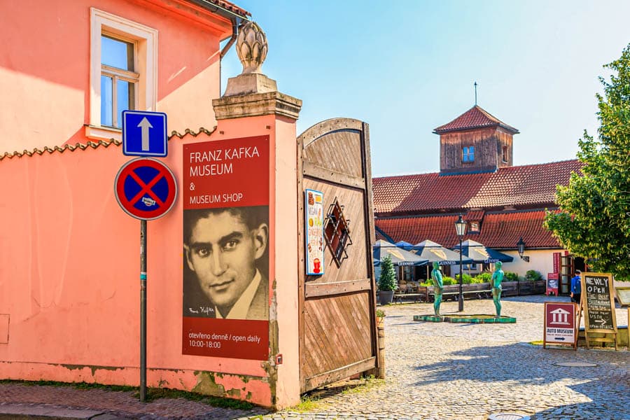 布拉格查理大橋附近的卡夫卡博物館