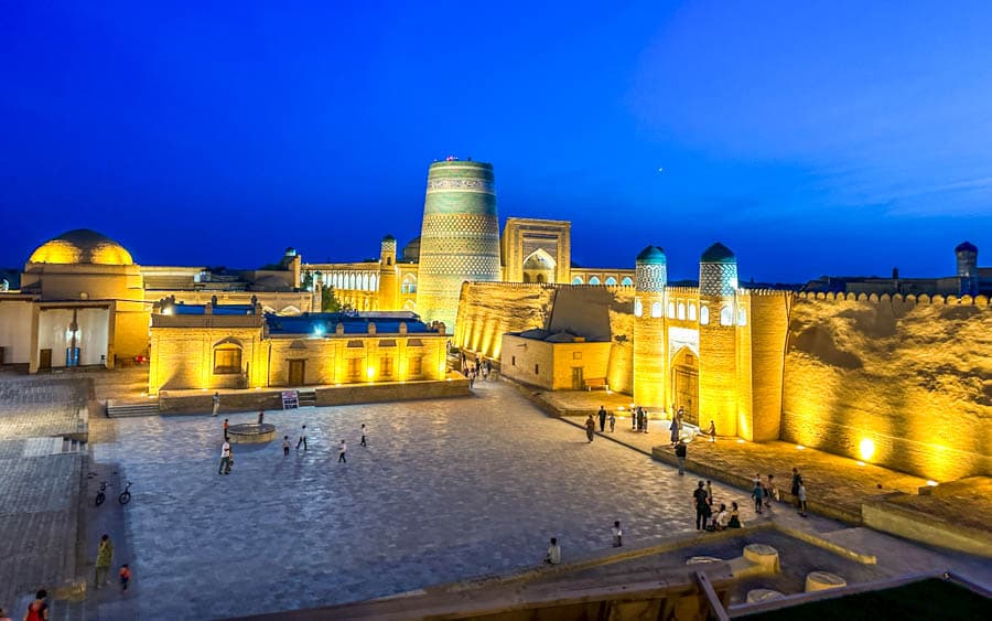 藍調夜空下的希瓦古城