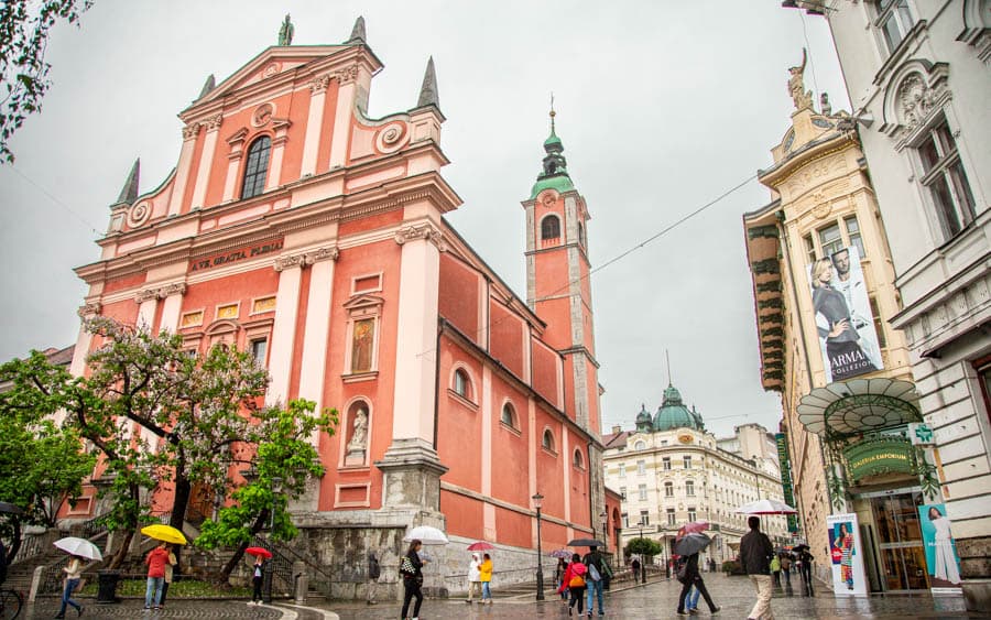 斯洛維尼亞首都盧比安納的方濟各會聖母領報教堂，教堂前方即為熱鬧的普雷舍倫廣場
