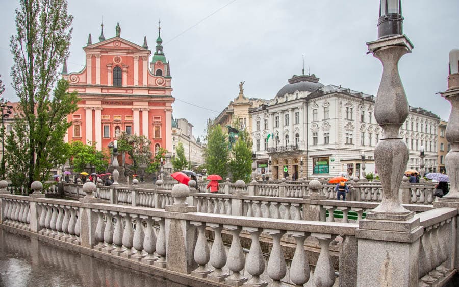 三重橋連接了城市的舊城區與現代中心