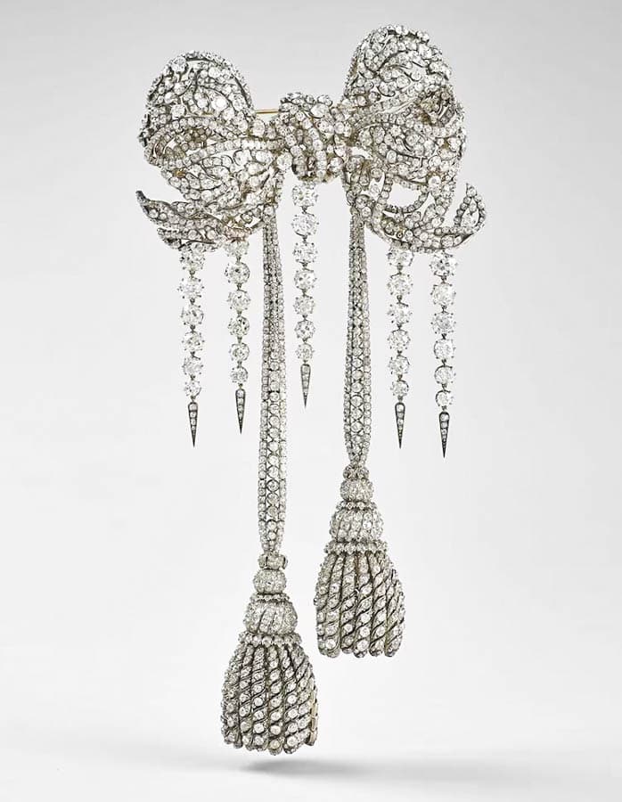 羅浮宮竊案:歐仁妮皇后的鑽石蝴蝶結胸飾(Diamond Bow Brooch)