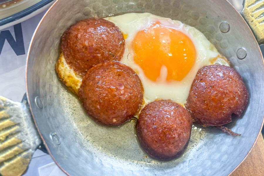 MADO土耳其餐廳-香腸搭配雞蛋