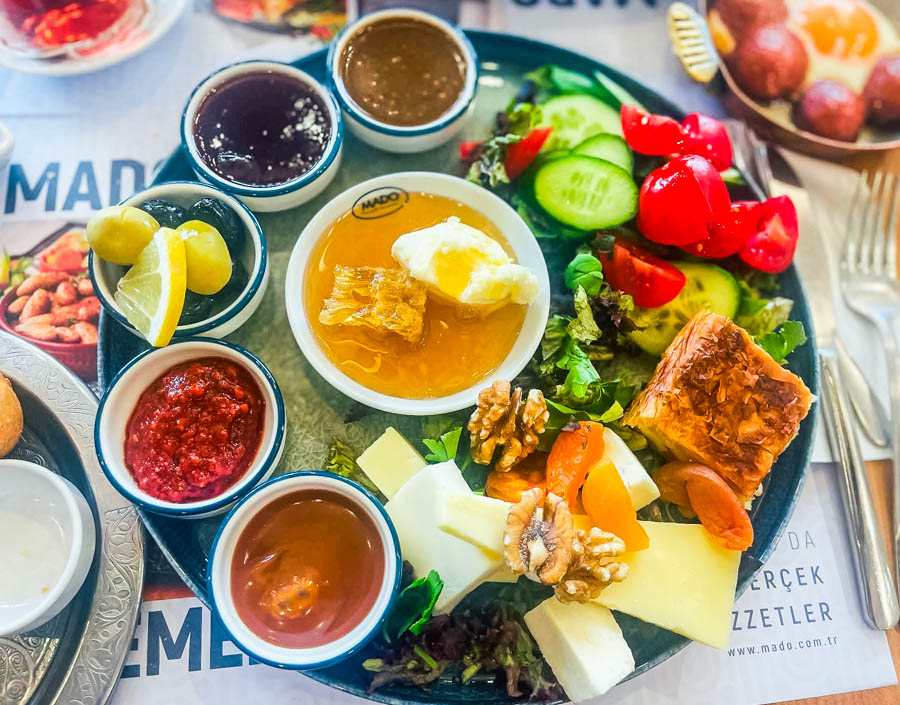 MADO土耳其餐廳必點大盤子早餐