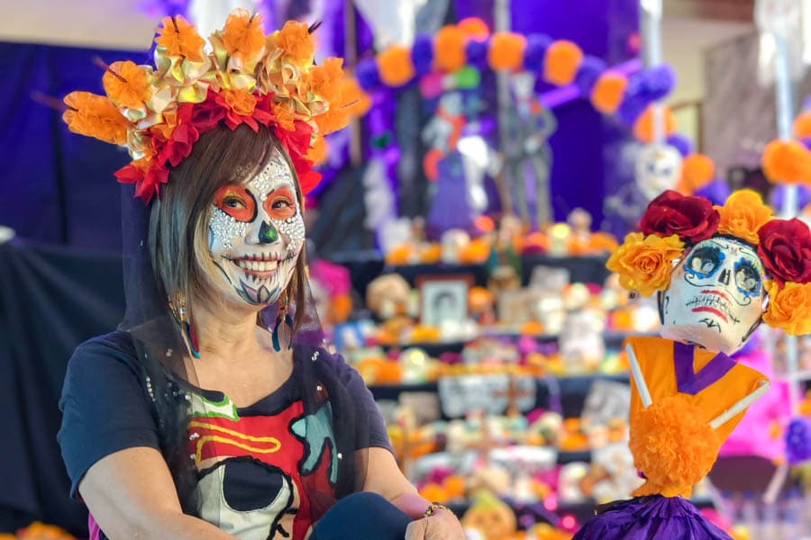 墨西哥城改革大道希爾頓酒店亡靈節祭壇的「台版卡翠娜」與卡翠娜偶