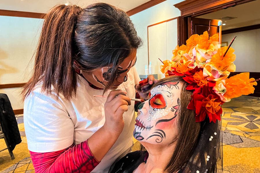 墨西哥亡靈節化妝師施展靈魂大改造中